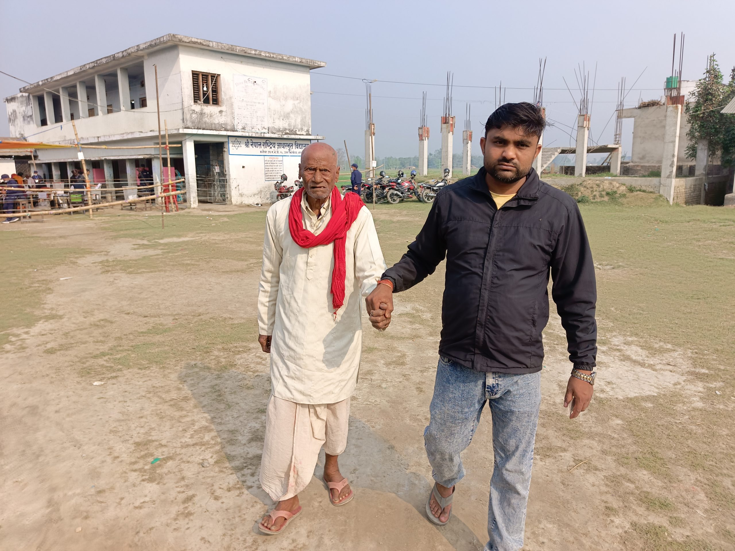 उत्तरझिटकैयामा मतदान गरेर फर्किदै ९६ वर्षिय बहादुर राम ।